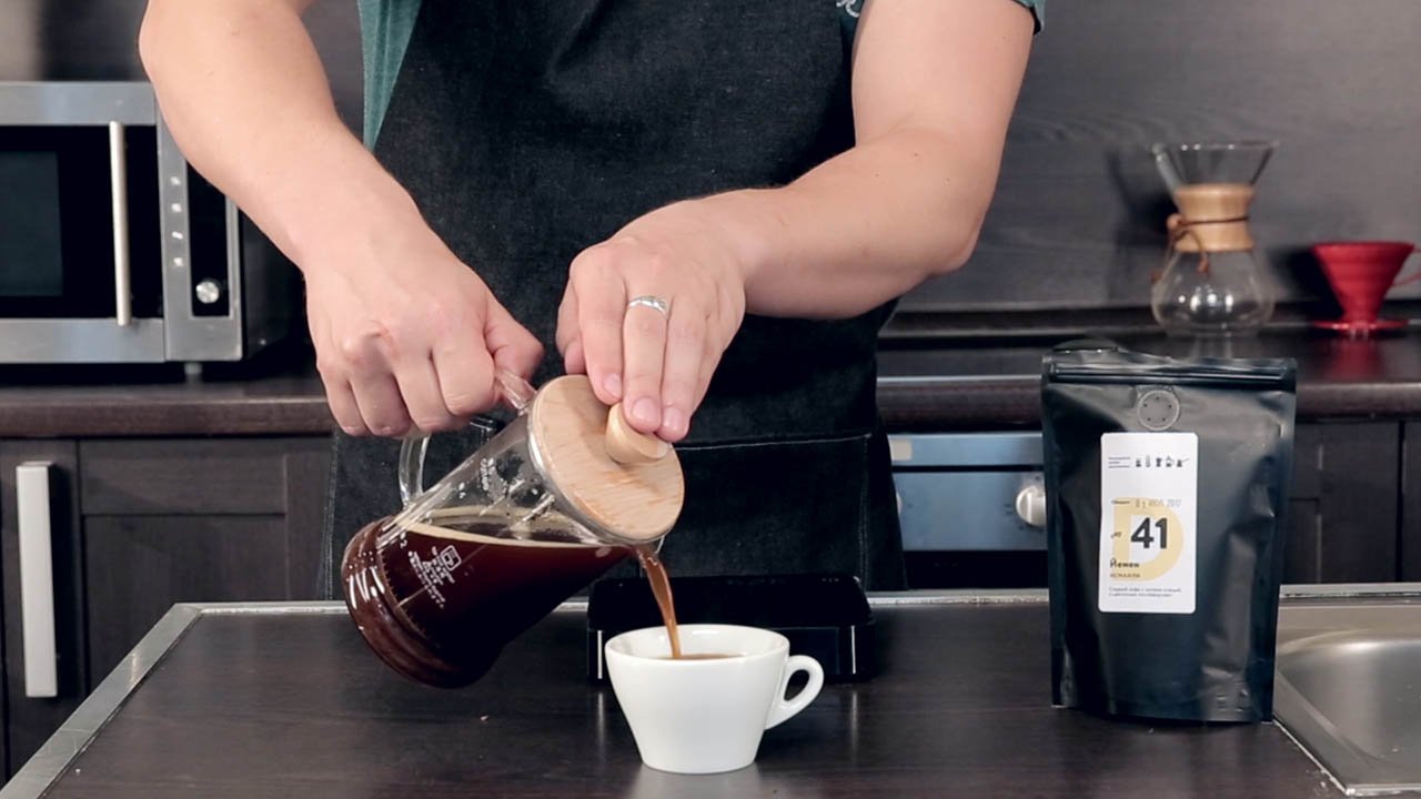 Приготовление кофе в френч-прессе. Шаг 10 − Сразу перелейте напиток в другую посуду, чтобы прервать экстракцию.