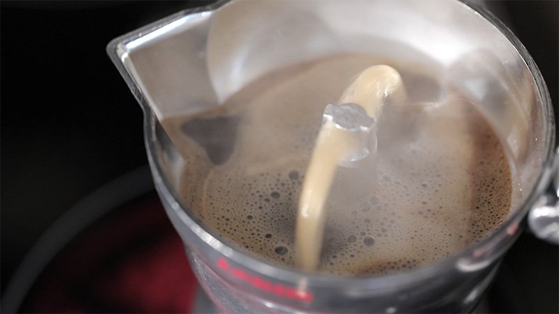 Приготовление кофе в моке. Шаг 8 − Откройте крышку. Как только струйки кофе посветлеют и станут тонкими – снимите моку с плиты и подставьте основание под струю холодной воды , чтобы окончательно прервать экстракцию;