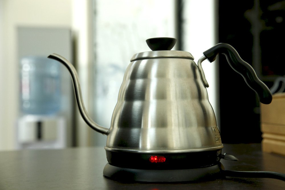 Приготовление кофе в сифоне. Шаг 1 − Поставьте чайник на огонь и доведите воду до кипения. На средний сифон вам понадобится 375 мл воды
