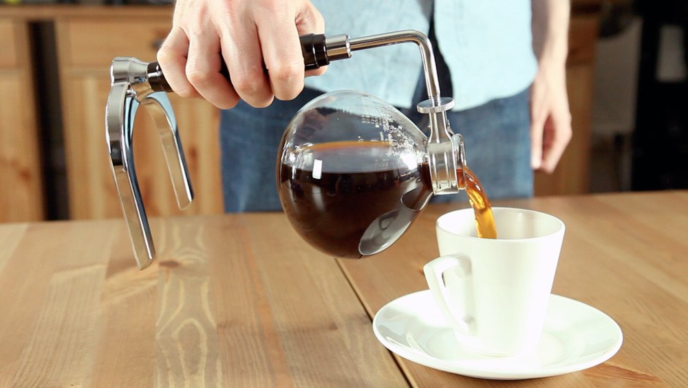 Приготовление кофе в сифоне. Шаг 15 − Кофе можно наливать прямо из сифона. Перед употреблением дать постоять 2-3 минуты. Приятного кофепития!