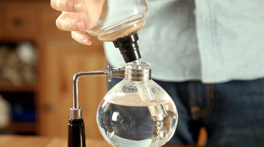 Приготовление кофе в сифоне. Шаг 4 − Установите верхний сосуд так, чтобы между сосудами не было герметичного соединения. Это поможет прогреть верхнюю колбу перед экстракцией