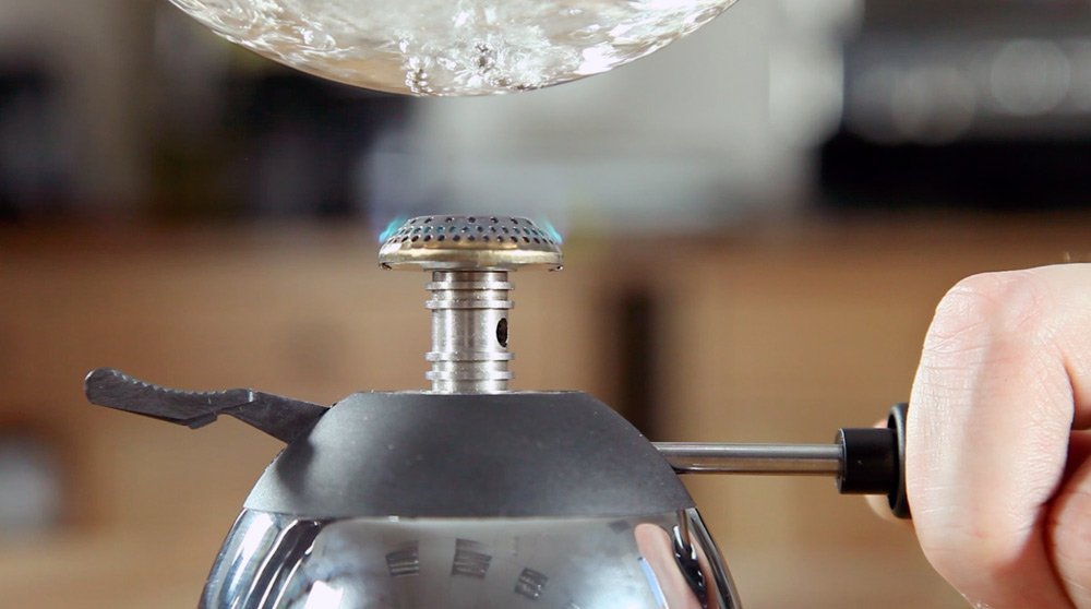 Приготовление кофе в сифоне. Шаг 7 − Уменьшите огонь