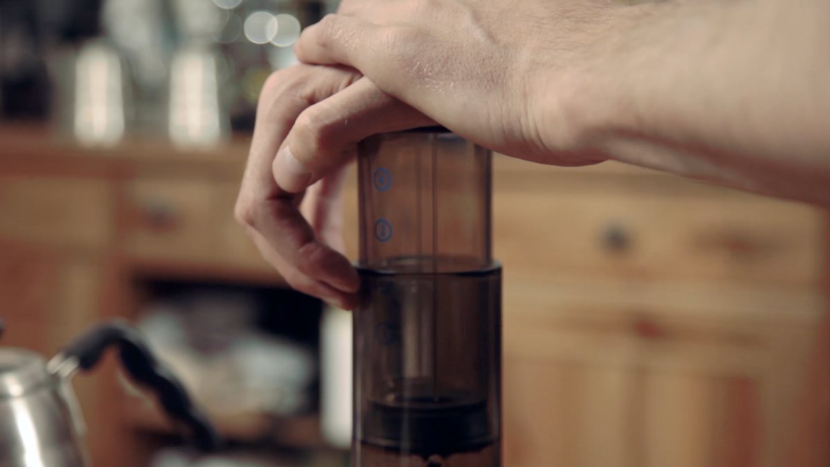 Приготовление кофе в аэропрессе. Шаг 11 − Сохраняя постоянное давление, опускайте поршень в течение 15-30 секунд до шипящего звука. Продавливать нужно плавно, иначе самые мелкие частицы кофе попадут в чашку