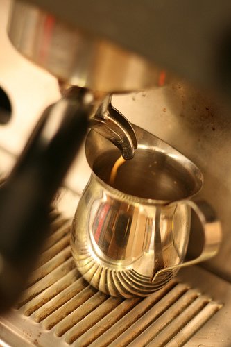 Приготовление кофе в эспрессо – блог обжарщиков Torrefacto. Автор фото: Richard Masoner