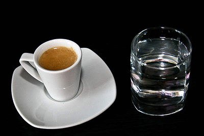 Свежеобжаренный кофе Torrefacto: рекомендуем запивать кофе стаканом воды