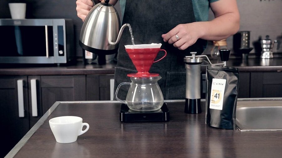 Приготовление кофе в пуровере. Шаг 5 − Обильно смочите фильтр для пуровера. Так вы уберете бумажный привкус, который может дать фильтр, и разогреете воронку, обеспечив правильную экстракцию с самого начала. Затем слейте воду;