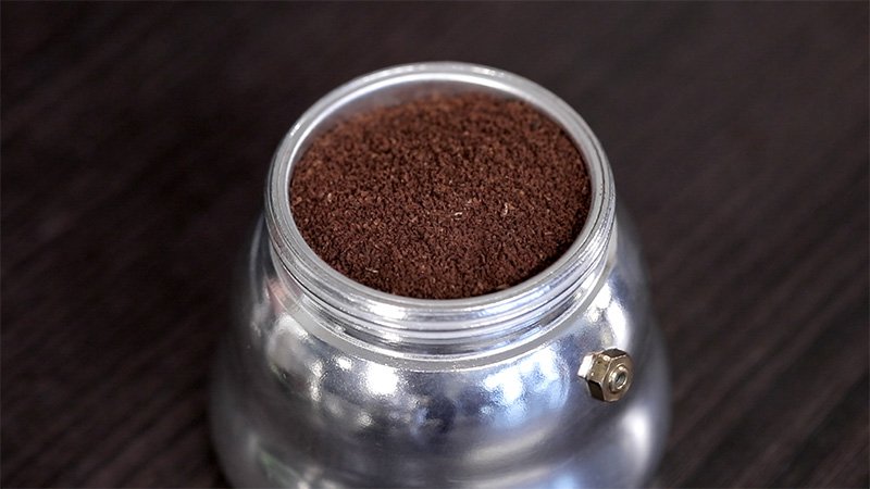 Приготовление кофе в моке. Шаг 4 − Засыпьте кофе в фильтр до краев и установите на моку;