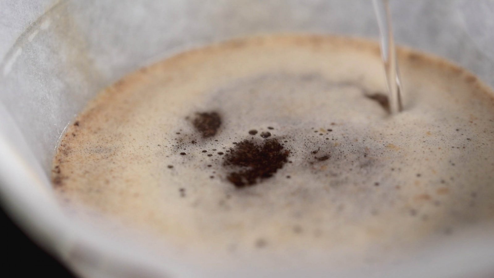 Приготовление кофе в кемексе. Шаг 10 − Лучше использовать чайник с длинным тонким носиком – им проще регулировать толщину струи;
