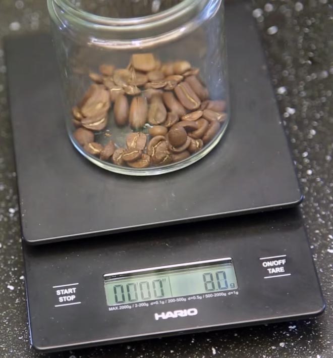 Приготовление кофе в турке. Шаг 1 − Отмерьте на весах и смелите необходимое количество кофе. Но весы использовать необязательно: например, в ладонь обычно помещается около 10 г зерна.