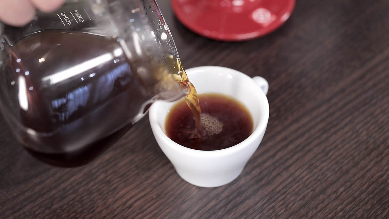 Приготовление кофе в пуровере. Шаг 14 − Разлейте кофе по чашкам.