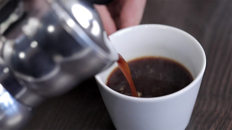 Приготовление кофе в моке. Шаг 9 − Перелейте кофе в чашку.