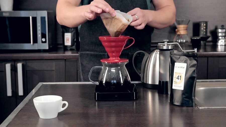 Приготовление кофе в пуровере. Шаг 12 − Дождитесь, пока последние капли не пройдут через кофе, снимите воронку с сервировочного чайника и выбросите фильтр.