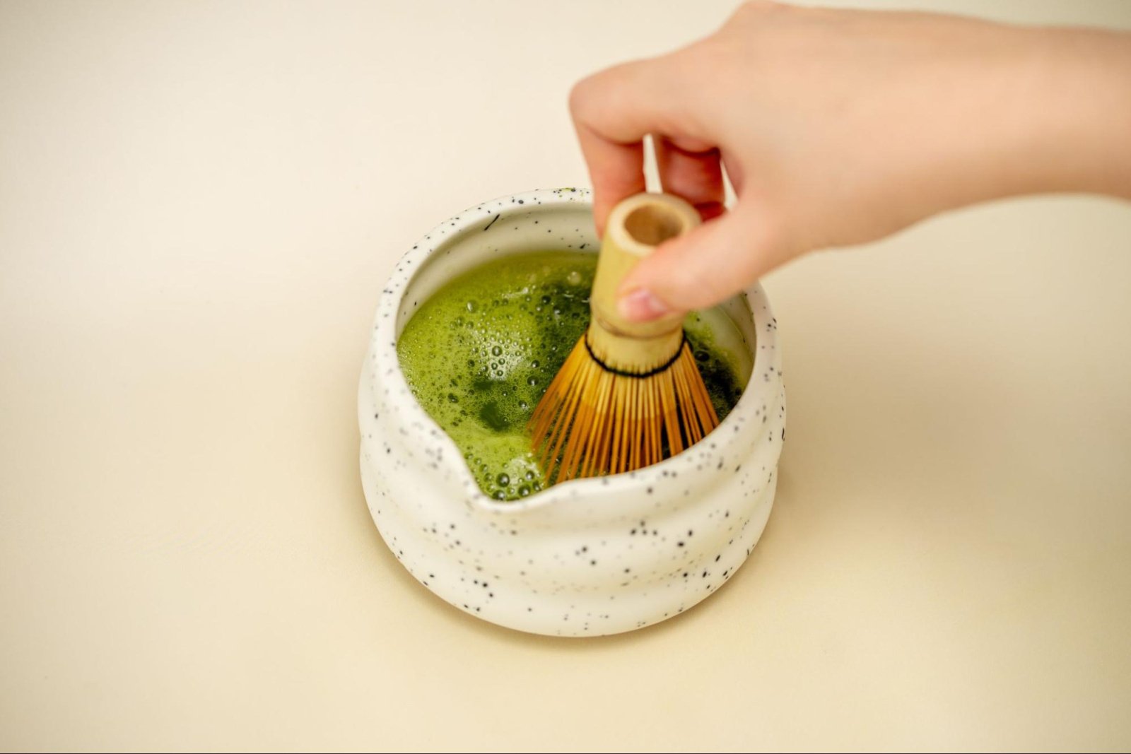 Матча: что это, как заваривать и какую выбрать Как заваривать матчу: бамбуковый венчик часэн взбивает чай в тяване, правильная пена