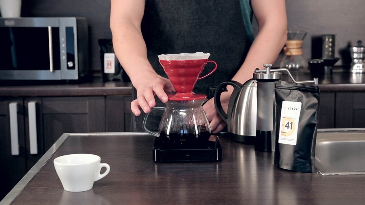 Приготовление кофе в пуровере. Шаг 10 − По мере прохождения воды через кофейный слой вращайте воронку, чтобы убрать кофе оставшийся на стенках фильтра;