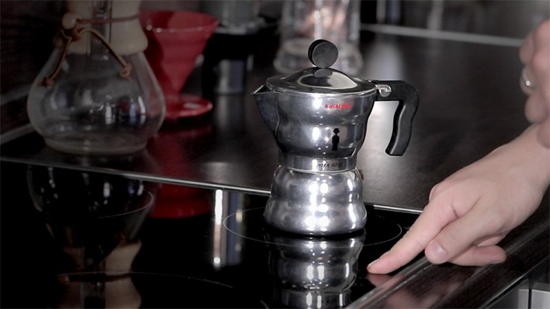 Приготовление кофе в моке. Шаг 6 − Поставьте моку на огонь и закройте крышку;