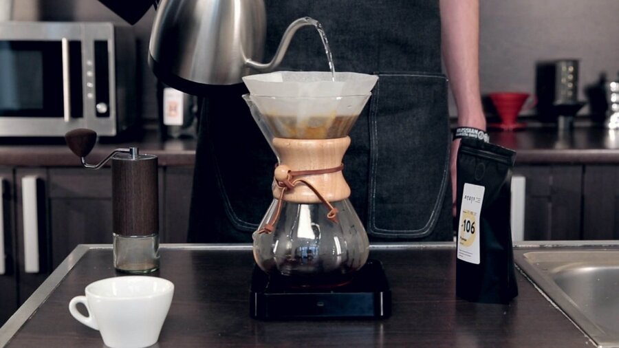 Приготовление кофе в кемексе. Шаг 9 − Спустя 30 секунд долейте оставшийся объём воды аккуратными круговыми движениями;