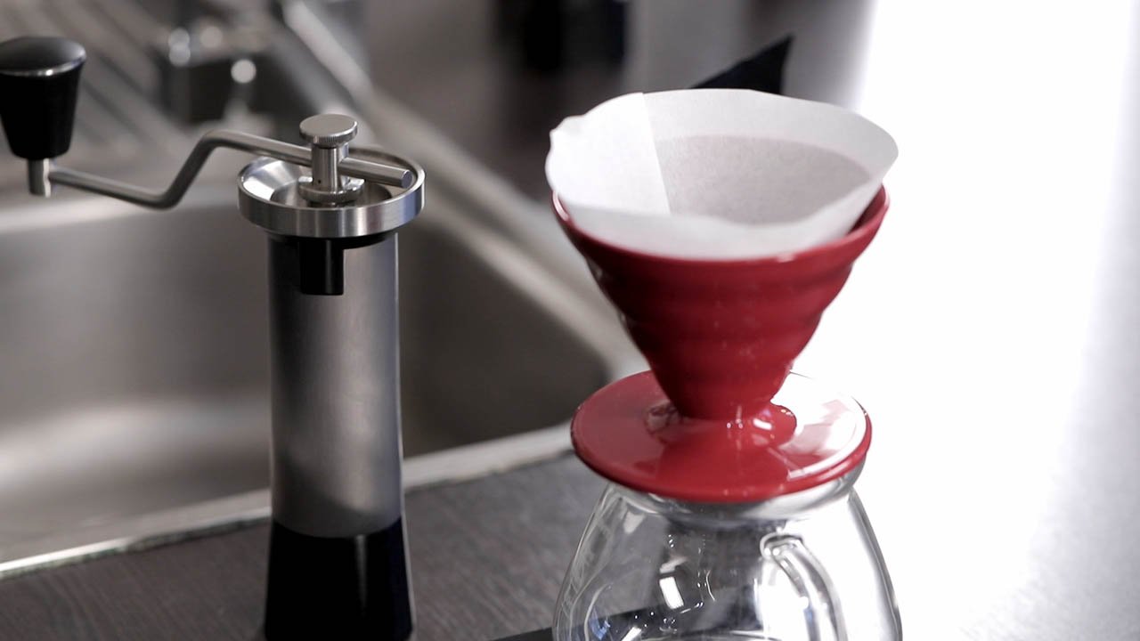 Приготовление кофе в пуровере. Шаг 4 − Разложите фильтр и установите его в воронку;
