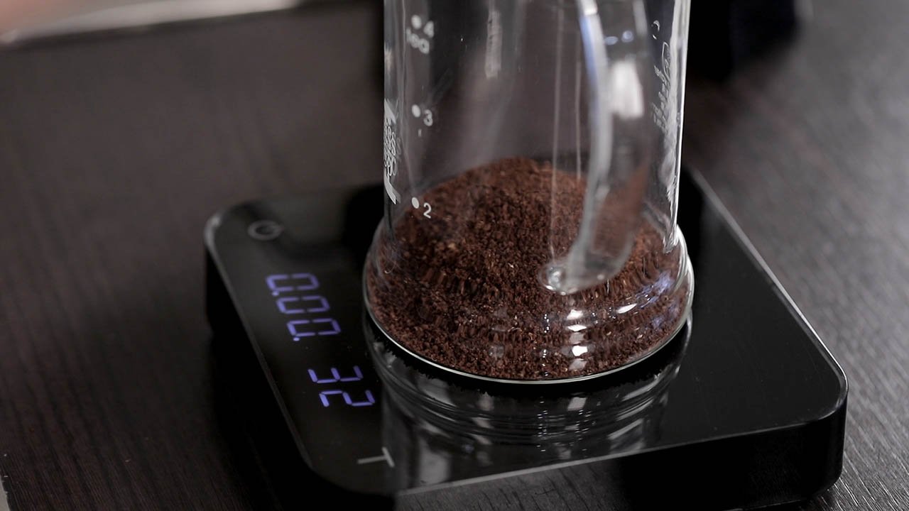 Приготовление кофе в френч-прессе. Шаг 5 − Обнулите весы и засеките время;
