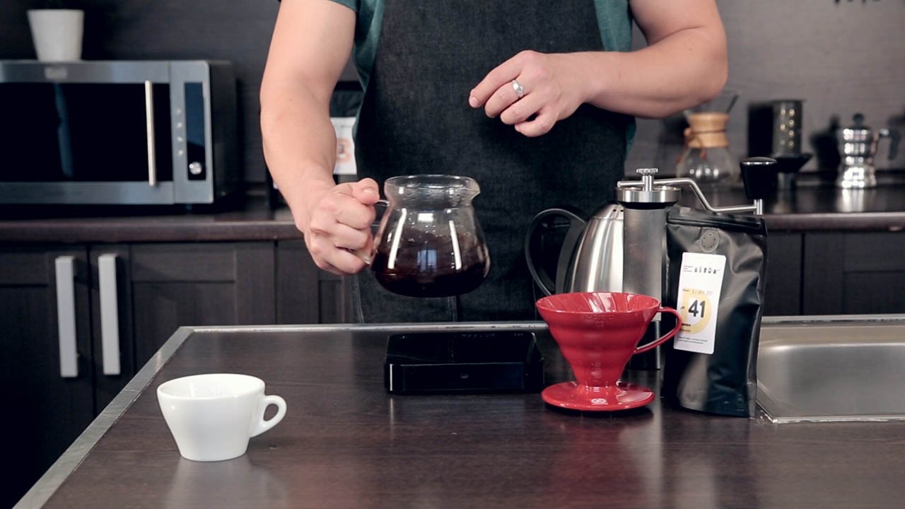 Приготовление кофе в пуровере. Шаг 13 − Взболтайте сервировочный чайник, чтобы насытить напиток кислородом;