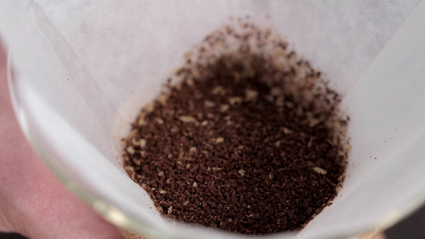 Приготовление кофе в кемексе. Шаг 7 − Уравняйте кофейный слой лёгким встряхиванием кемекса;