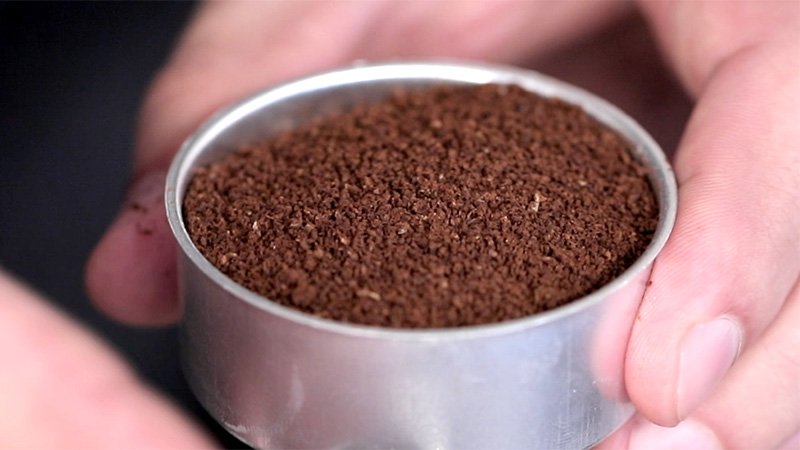 Приготовление кофе в моке. Шаг 3 − Помол визуально чуть крупнее мелкой соли. Экспериментируйте по вашему вкусу;