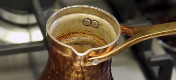 Приготовление кофе в турке. Шаг 3 − Залейте чистую питьевую воду до точки сужения турки.