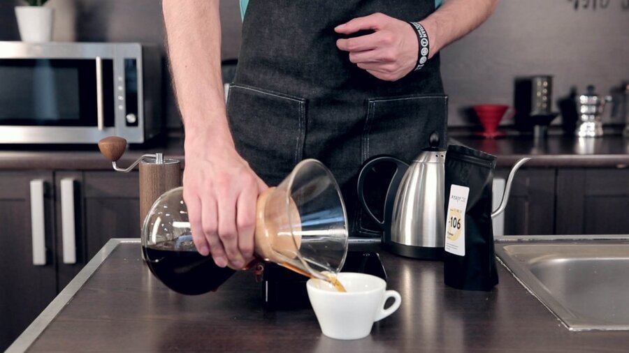 Приготовление кофе в кемексе. Шаг 14 − Разлейте кофе по чашкам.