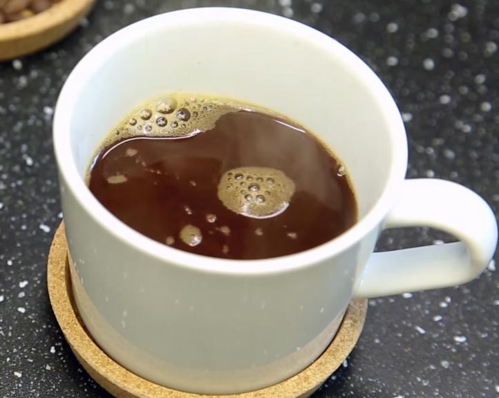 Приготовление кофе в турке. Шаг 6 − Слегка размешайте кофейную шапку и разлейте напиток по чашкам. Ничего сложного!