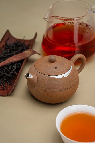 Чайник с серебром свежеобжаренный кофе