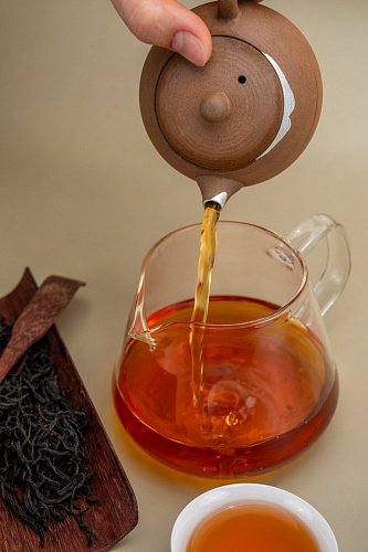 Чайник с серебром свежеобжаренный кофе