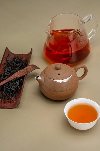 Чайник с серебром свежеобжаренный кофе