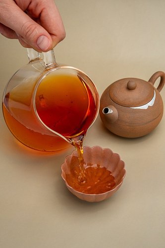 Чайник с серебром свежеобжаренный кофе