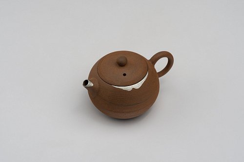 Чайник с серебром свежеобжаренный кофе