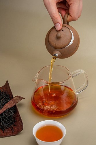 Чайник с серебром свежеобжаренный кофе