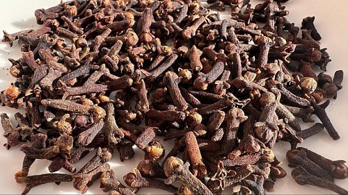 Шляпка или ножка — что самое вкусное в гвоздике? Полезные свойства и применение специи